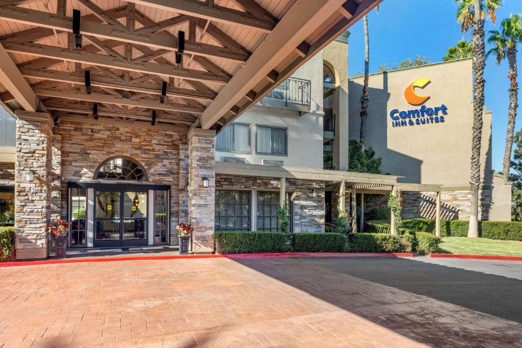 Comfort Inn &#038; Suites Orange County John Wayne Airport: Your Ultimate Stay in Santa Ana