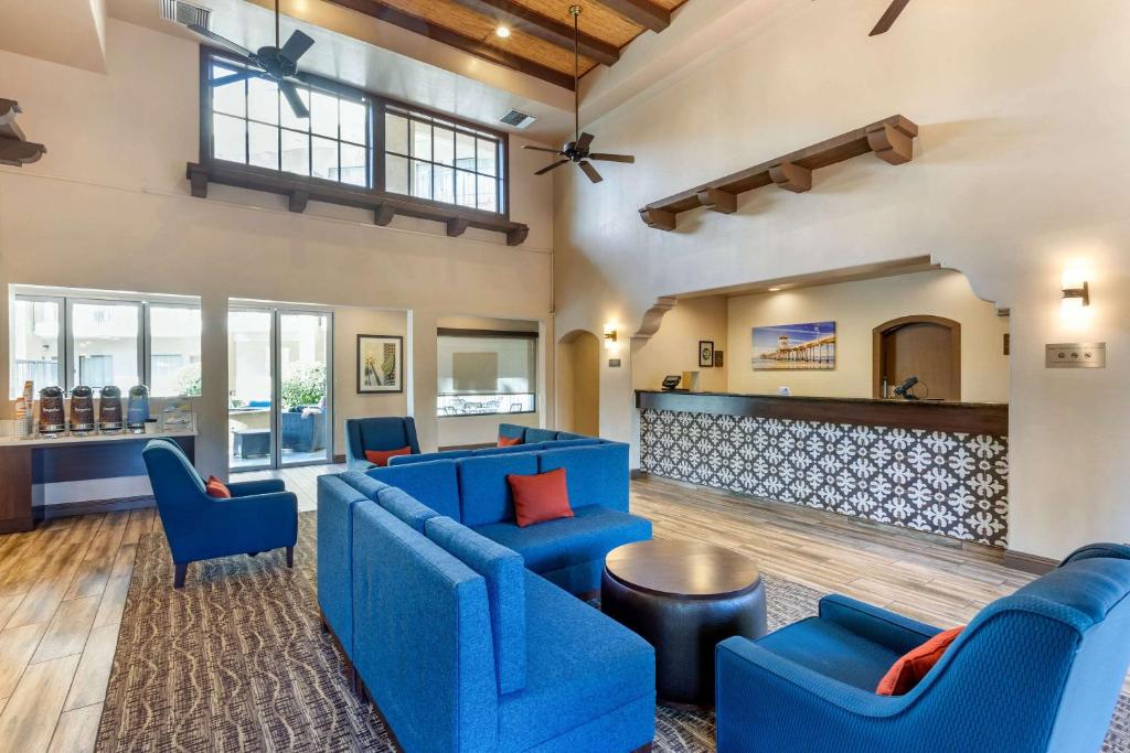 Comfort Inn &#038; Suites Orange County John Wayne Airport: Your Ultimate Stay in Santa Ana