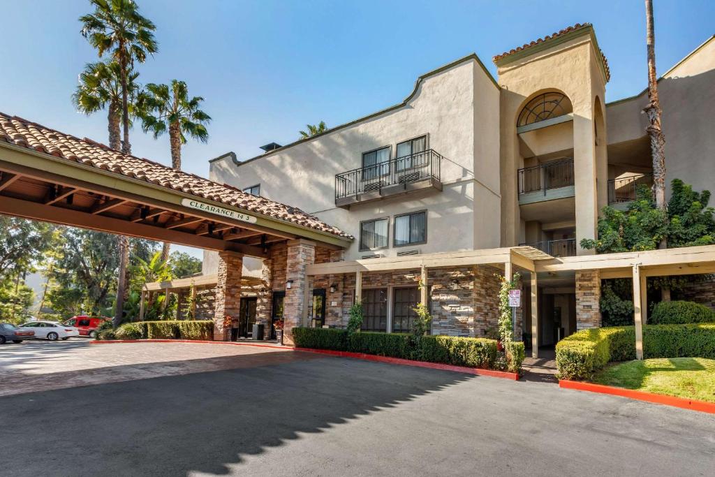 Comfort Inn &#038; Suites Orange County John Wayne Airport: Your Ultimate Stay in Santa Ana