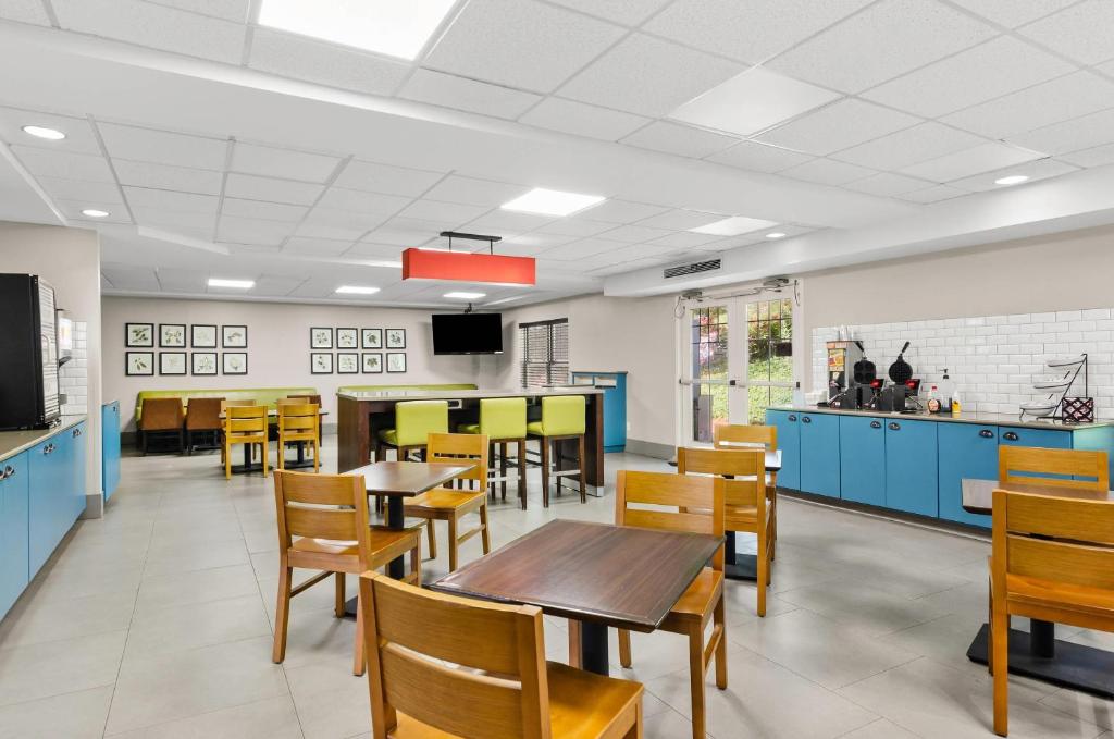 Discover Comfort and Convenience at Country Inn &#038; Suites by Radisson, Roanoke, VA