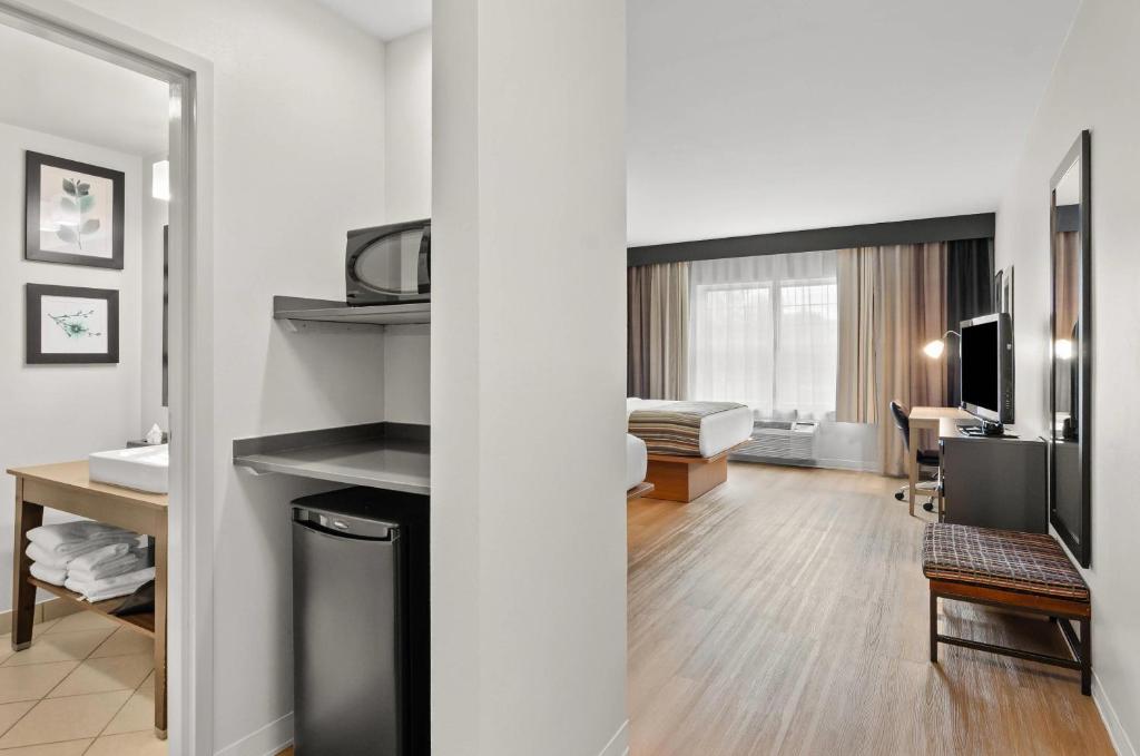 Discover Comfort and Convenience at Country Inn &#038; Suites by Radisson, Roanoke, VA