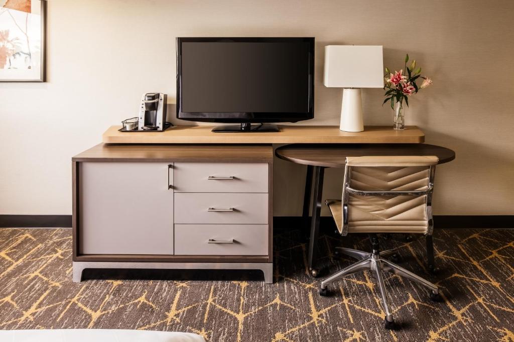 Discover Comfort and Convenience at Holiday Inn Santa Ana-Orange County Airport by IHG