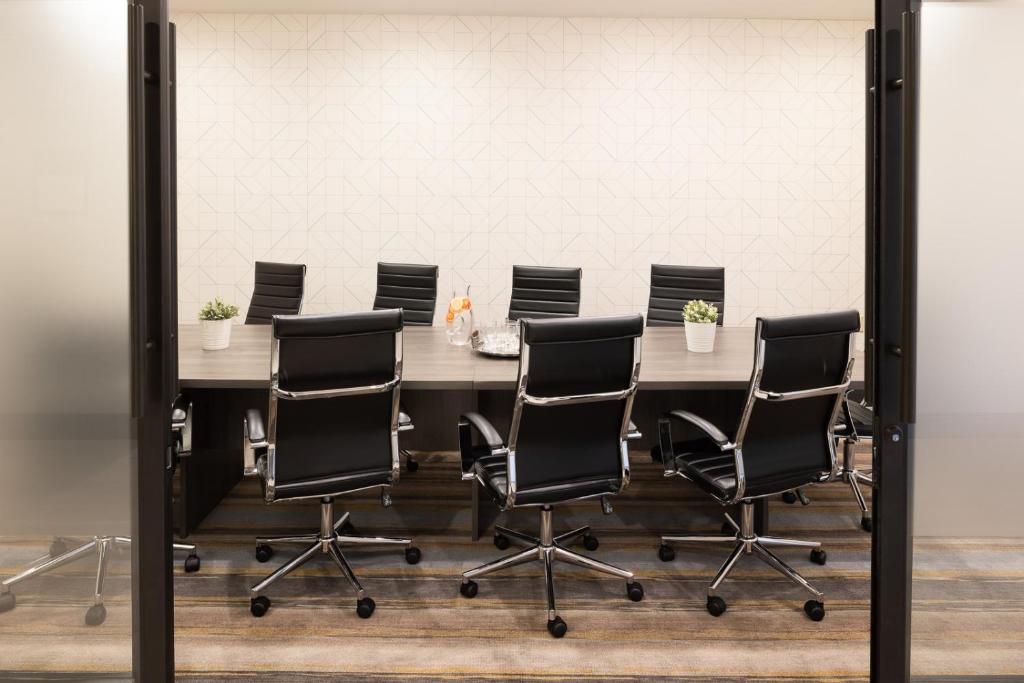 Discover Comfort and Convenience at Holiday Inn Santa Ana-Orange County Airport by IHG