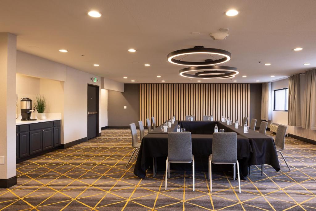 Discover Comfort and Convenience at Holiday Inn Santa Ana-Orange County Airport by IHG
