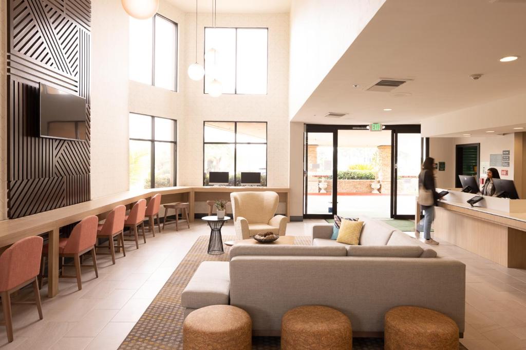 Discover Comfort and Convenience at Holiday Inn Santa Ana-Orange County Airport by IHG