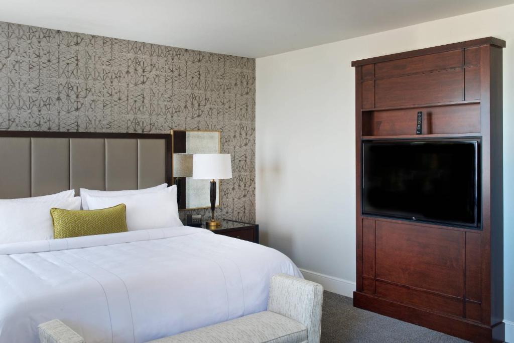 Discover Marriott Syracuse Downtown: The Perfect Stay at The Monroe Hotels