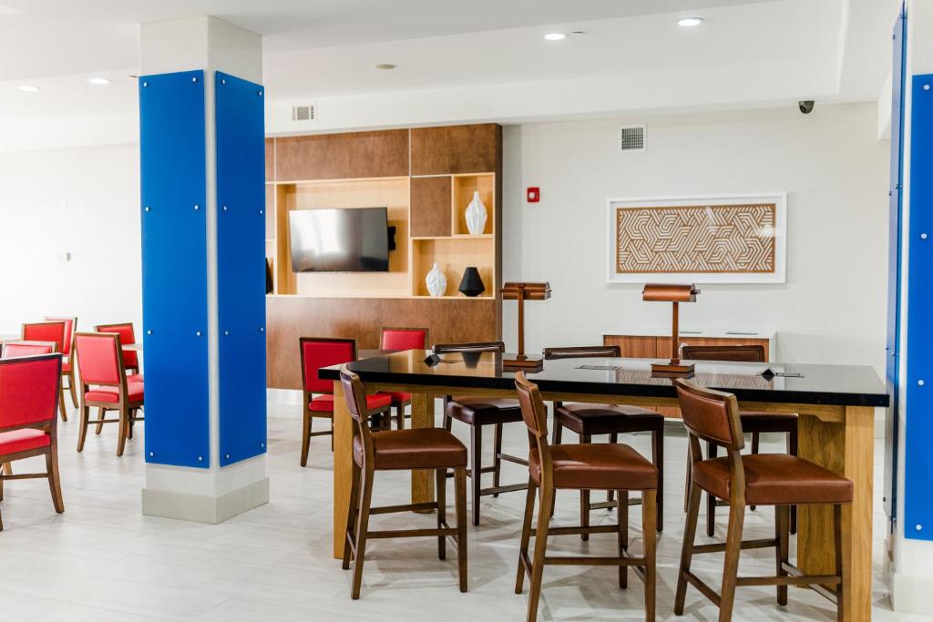 Discover the Comfort and Convenience at Holiday Inn Express &#8211; Andalusia by IHG