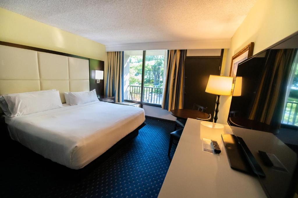 Discover the Comfort and Luxury of the Holiday Inn Bar Harbor Regency Hotel by IHG