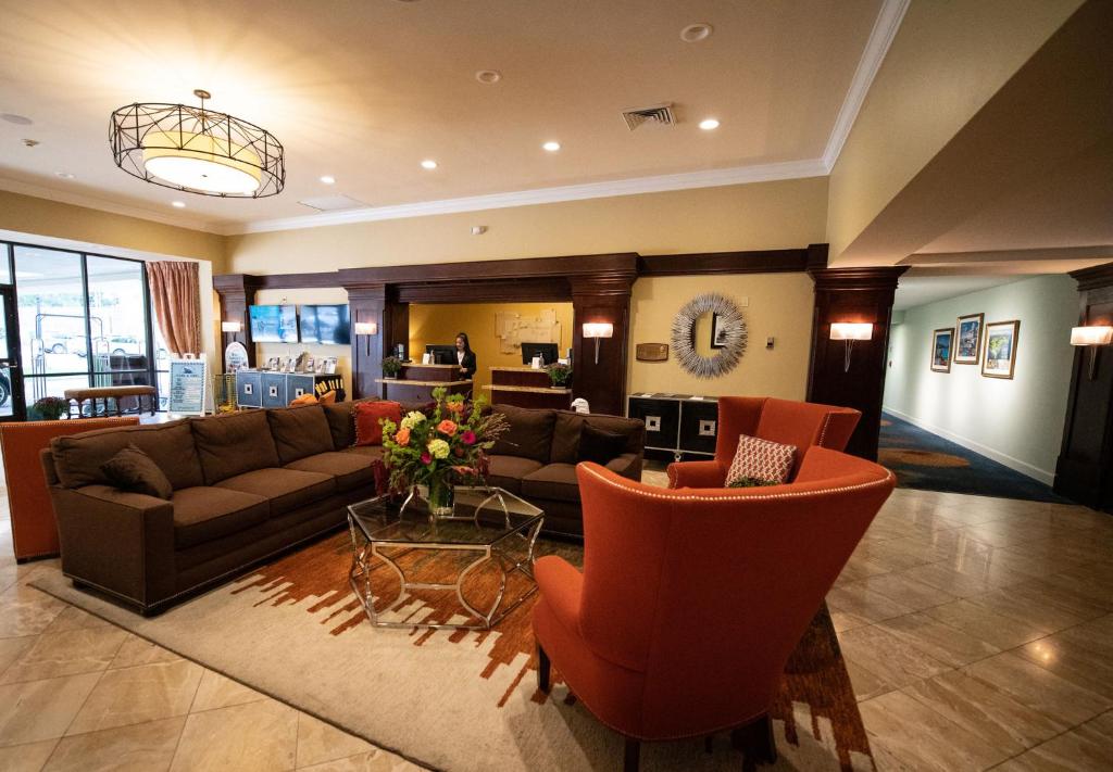 Discover the Comfort and Luxury of the Holiday Inn Bar Harbor Regency Hotel by IHG