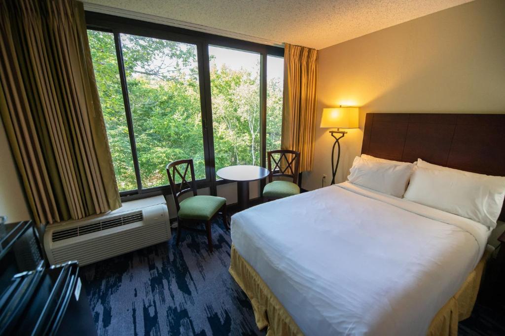 Discover the Comfort and Luxury of the Holiday Inn Bar Harbor Regency Hotel by IHG