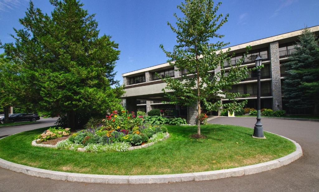 Discover the Comfort and Luxury of the Holiday Inn Bar Harbor Regency Hotel by IHG