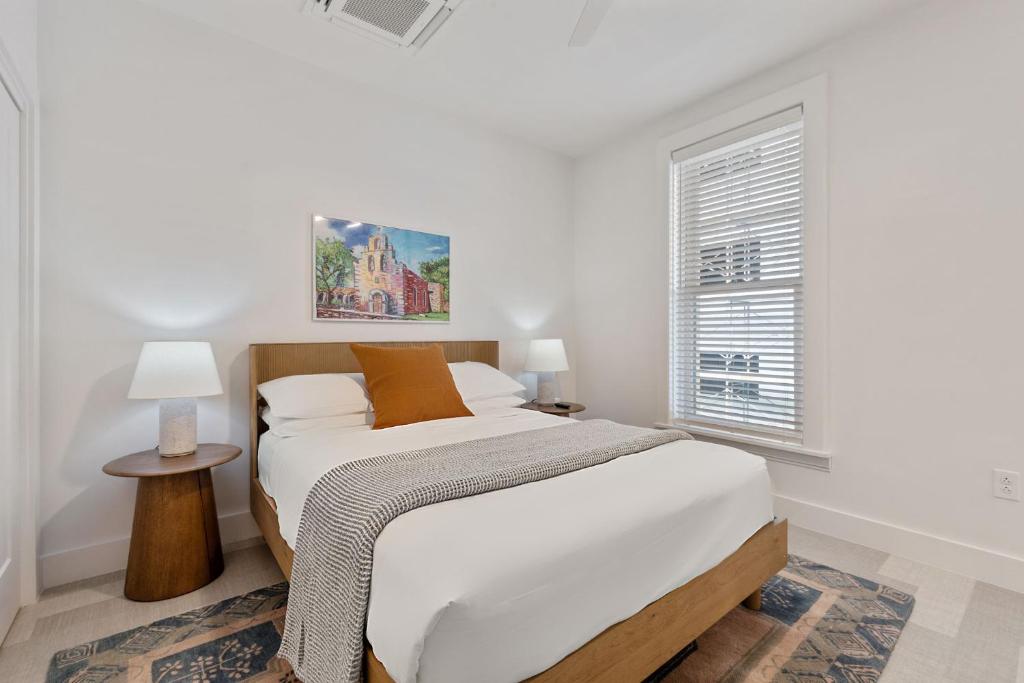 Discover The Continental, powered by Placemakr &#8211; Downtown &#8211; Market Square: Your Ultimate Stay Guide with The Monroe Hotels