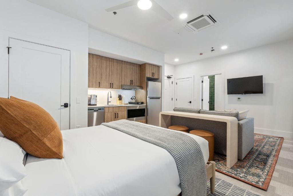 Discover The Continental, powered by Placemakr &#8211; Downtown &#8211; Market Square: Your Ultimate Stay Guide with The Monroe Hotels