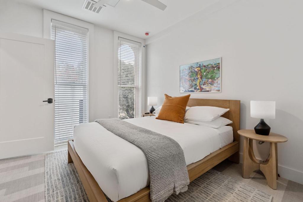 Discover The Continental, powered by Placemakr &#8211; Downtown &#8211; Market Square: Your Ultimate Stay Guide with The Monroe Hotels