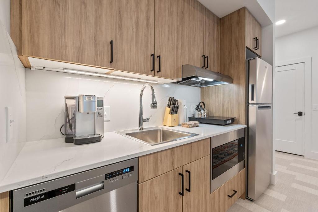 Discover The Continental, powered by Placemakr &#8211; Downtown &#8211; Market Square: Your Ultimate Stay Guide with The Monroe Hotels