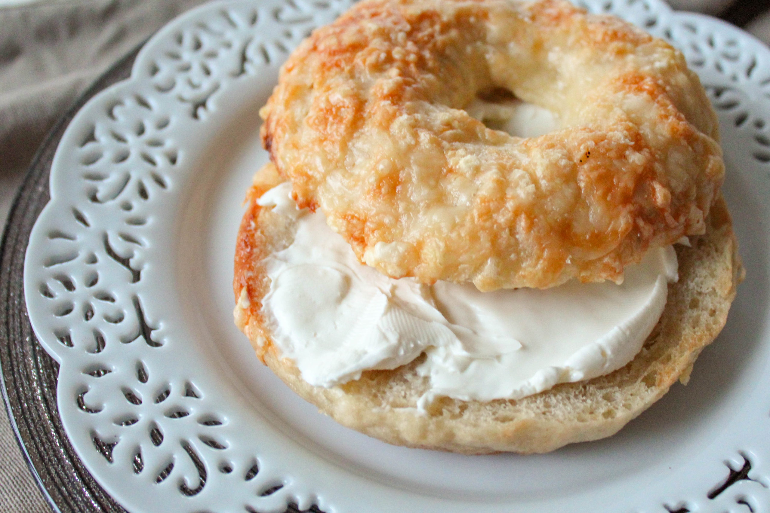 Discover the Delights of Bagel with Cream Cheese: A Delicious American Breakfast Tradition