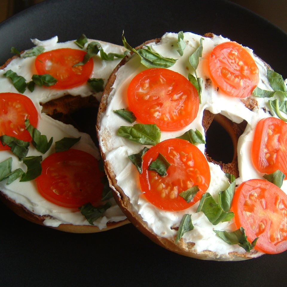 Discover the Delights of Bagel with Cream Cheese: A Delicious American Breakfast Tradition