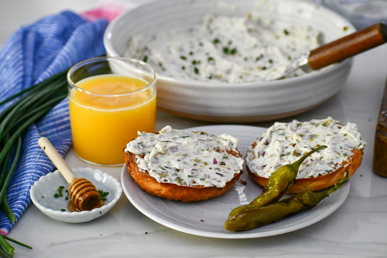Discover the Delights of Bagel with Cream Cheese: A Delicious American Breakfast Tradition