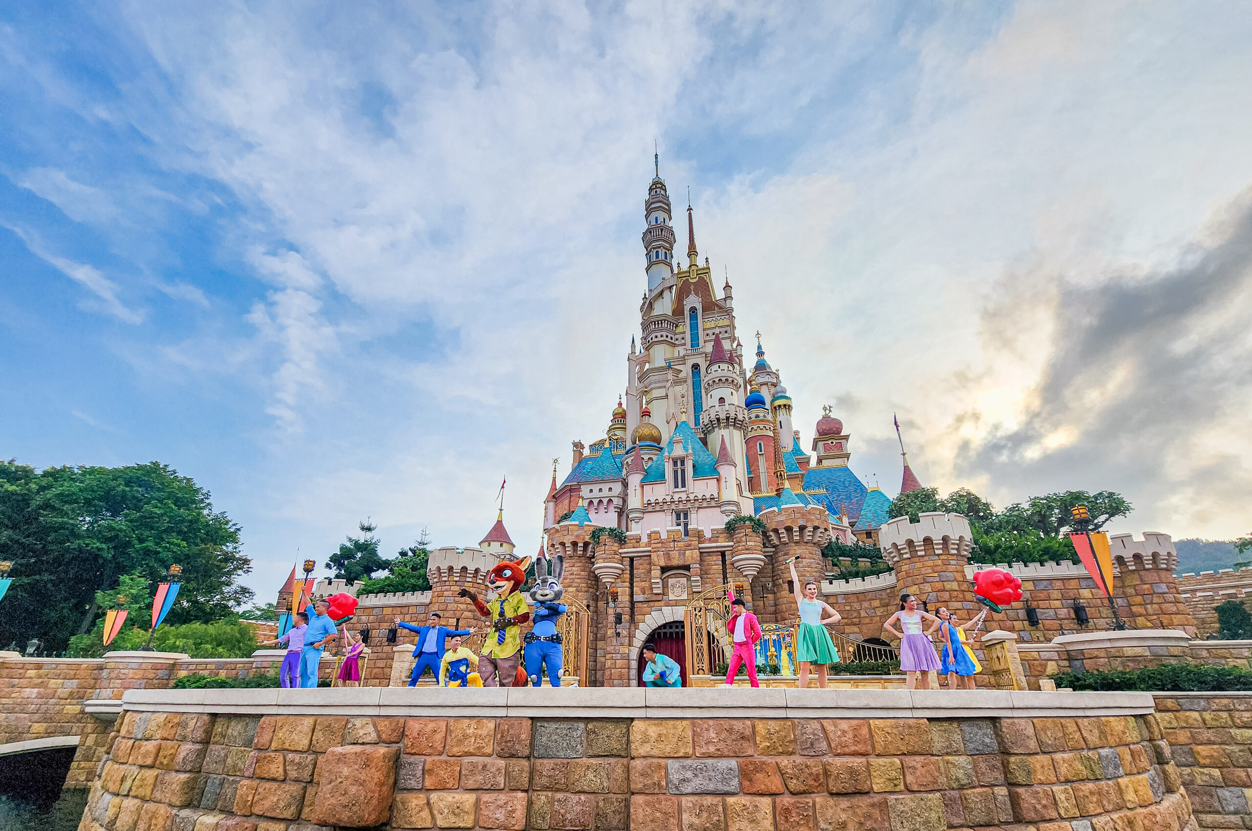 Discover the Magic of Disneyland Resort: An Unforgettable Experience
