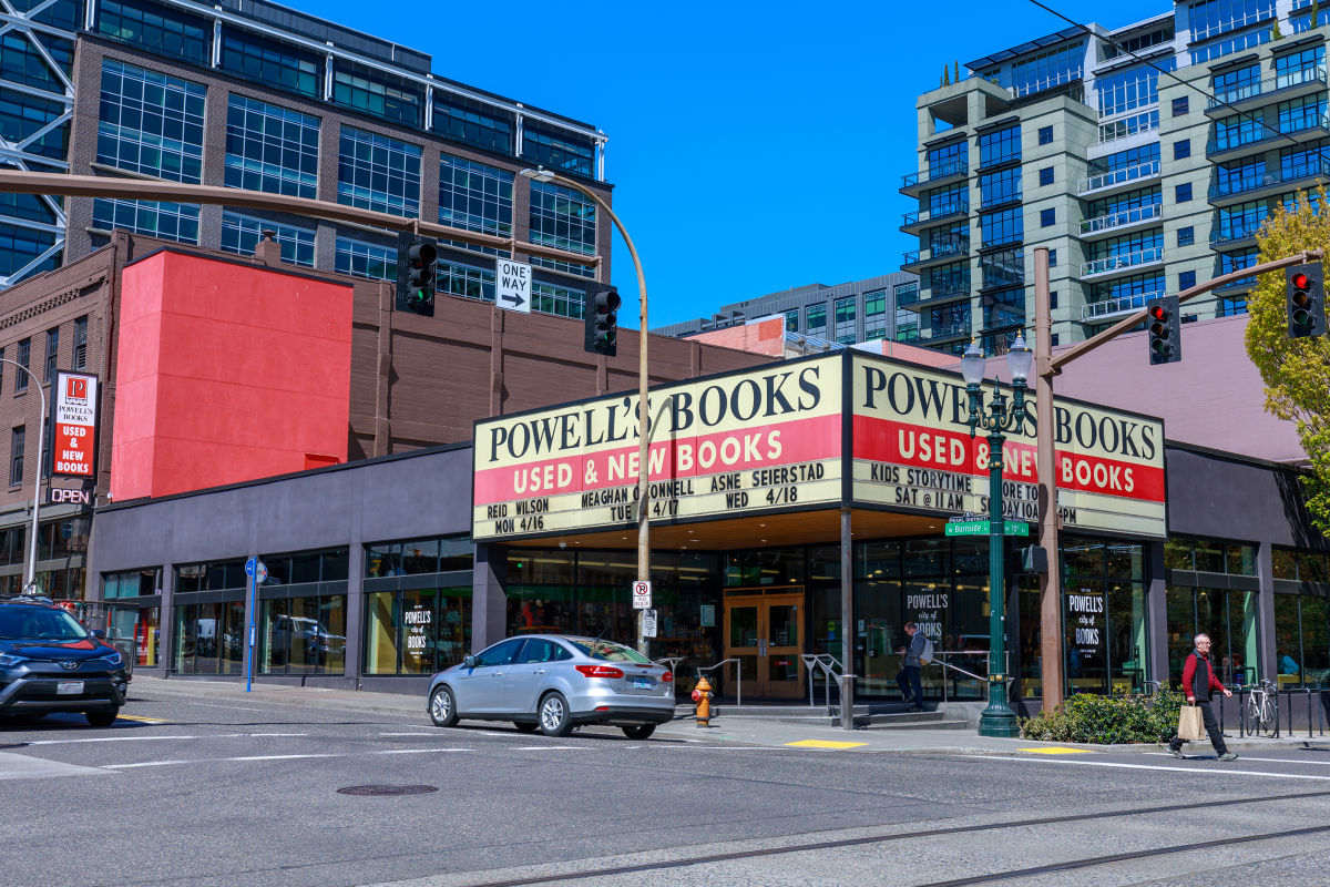 Discover the Magic of Powell’s City of Books: A Book Lover&#8217;s Paradise