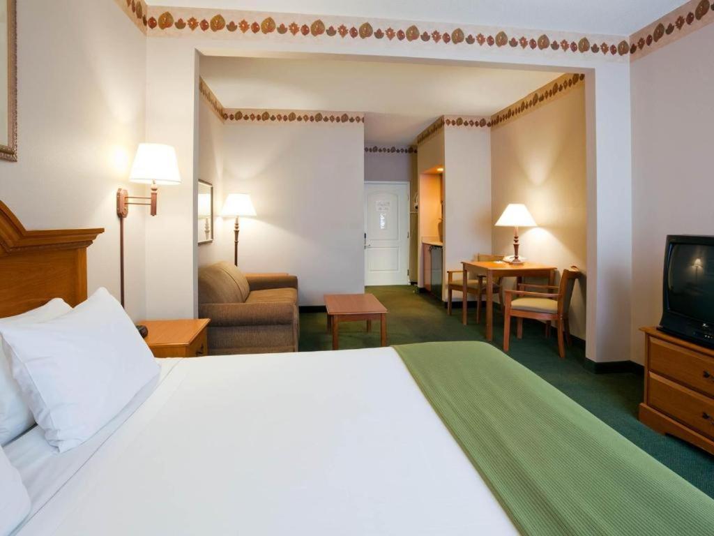 Discover Why the Holiday Inn Express &#038; Suites Winner By IHG is Your Next Perfect Stay