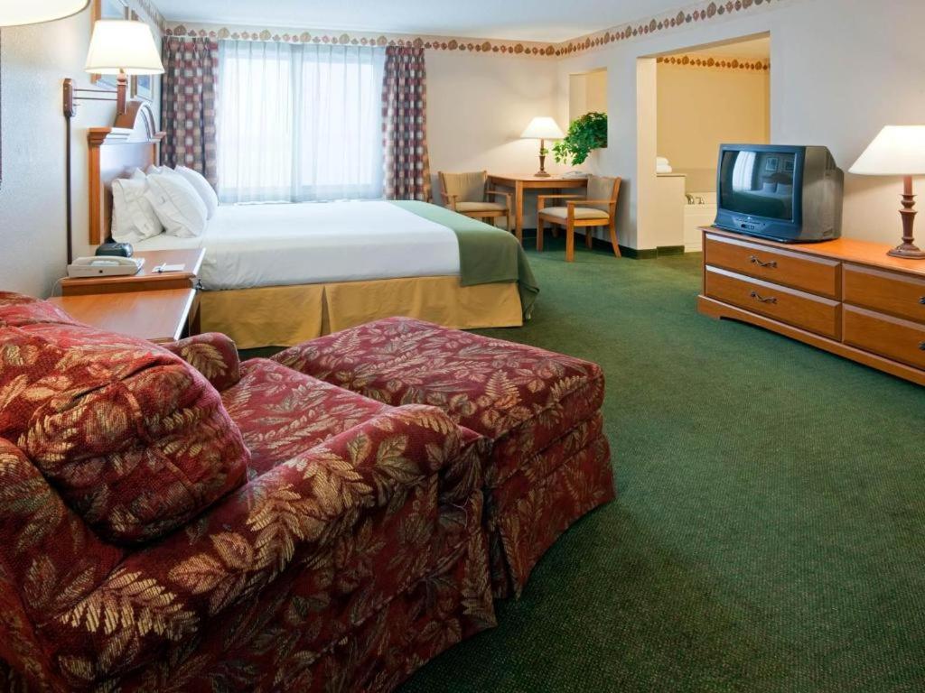 Discover Why the Holiday Inn Express &#038; Suites Winner By IHG is Your Next Perfect Stay