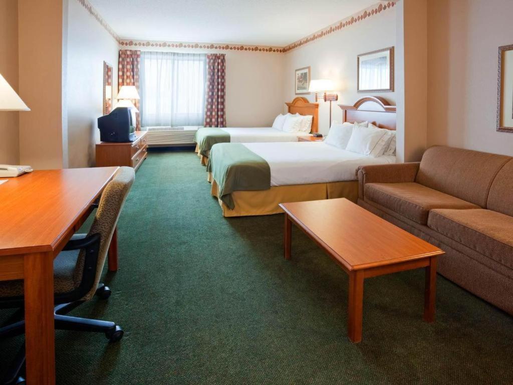 Discover Why the Holiday Inn Express &#038; Suites Winner By IHG is Your Next Perfect Stay