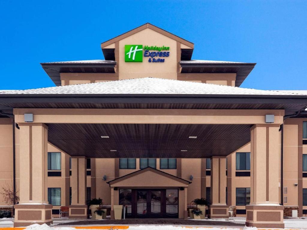 Discover Why the Holiday Inn Express &#038; Suites Winner By IHG is Your Next Perfect Stay