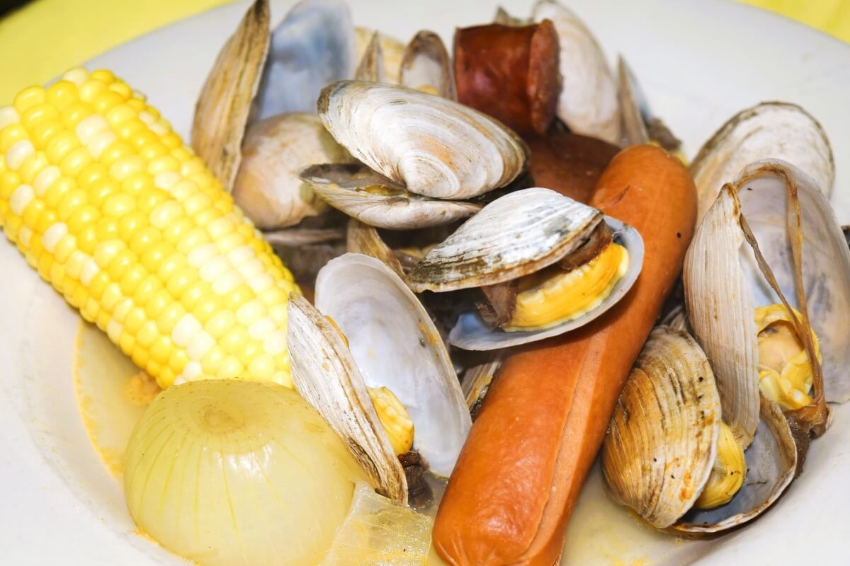 Discovering New England Clams: The Ultimate Culinary Delight with The Monroe Hotels