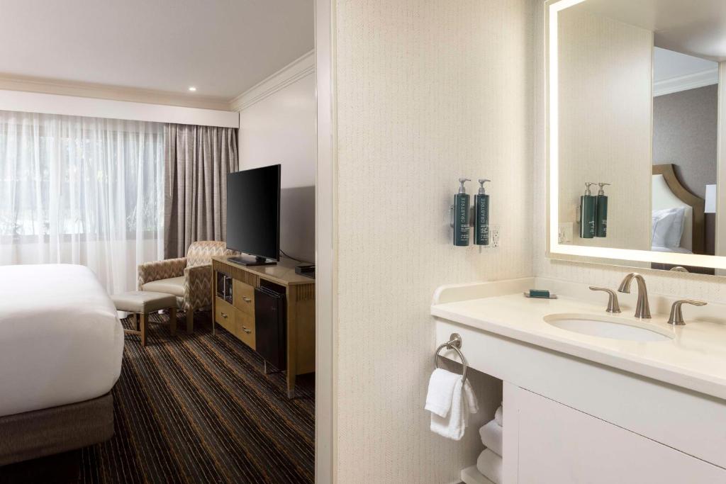 DoubleTree by Hilton San Diego Bayside: Your Ultimate Waterfront Stay