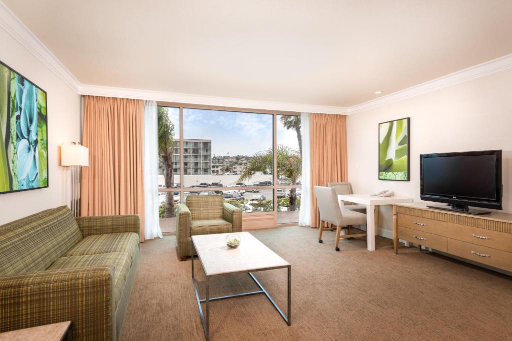 DoubleTree by Hilton San Diego Bayside: Your Ultimate Waterfront Stay