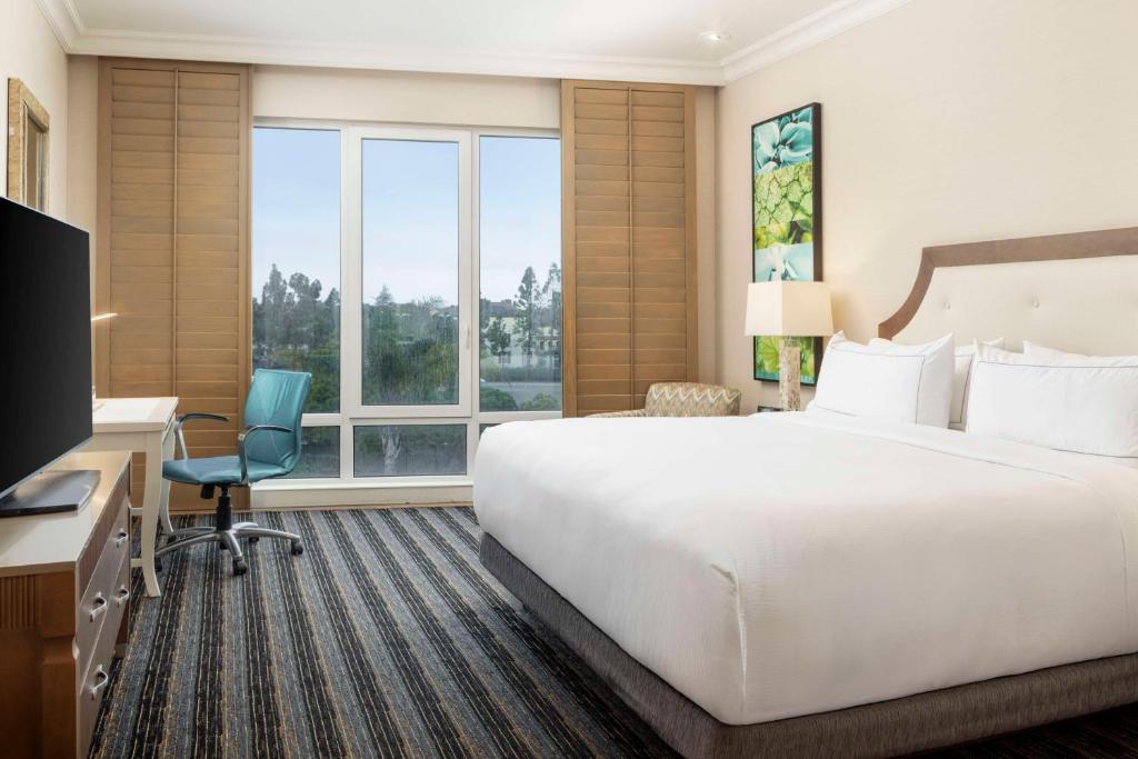 DoubleTree by Hilton San Diego Bayside: Your Ultimate Waterfront Stay