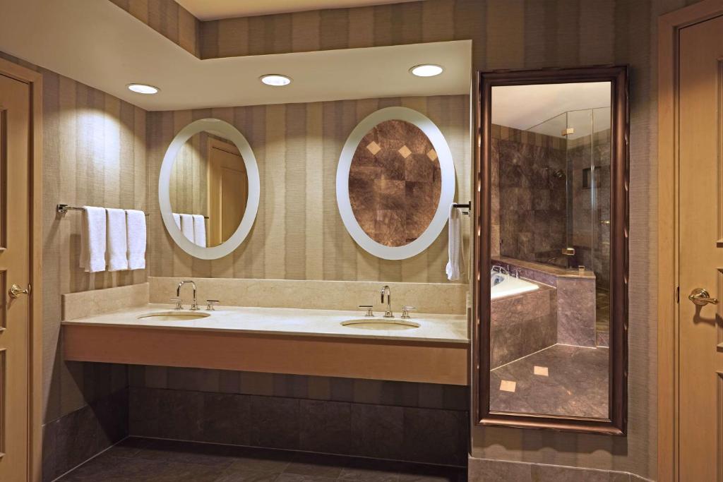 Experience Luxury at DoubleTree by Hilton Houston Westchase – Your Ultimate Guide to Houston’s Best Hotel