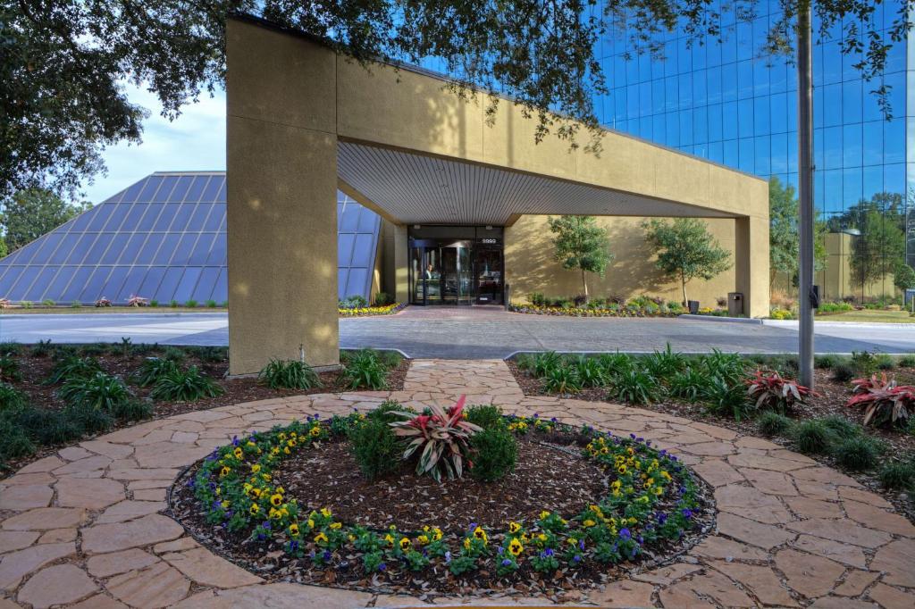 Experience Luxury at DoubleTree by Hilton Houston Westchase – Your Ultimate Guide to Houston’s Best Hotel