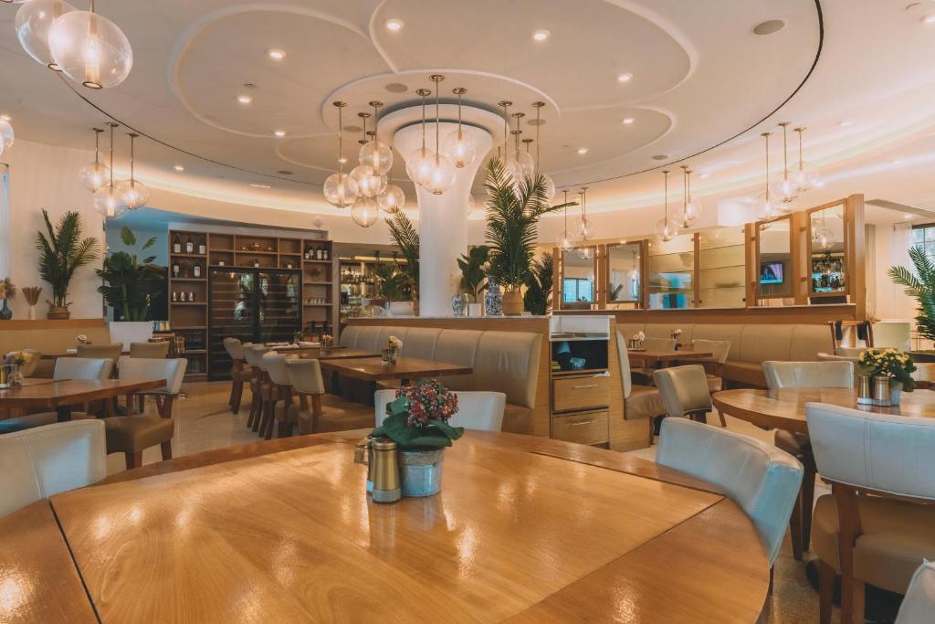 Iberostar Waves Berkeley Shore: Your Ultimate Miami Beach Getaway