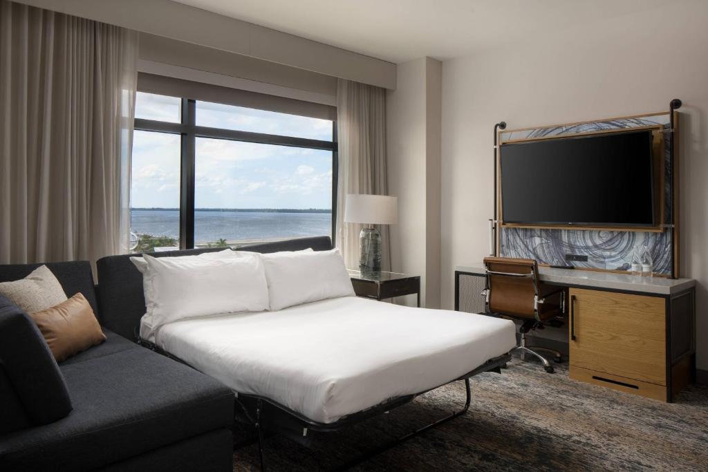 Luminary Hotel &#038; Co., Autograph Collection: A Luxurious Getaway in Fort Myers
