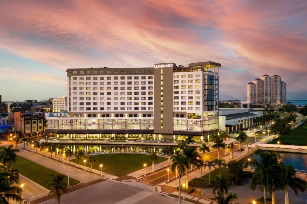 Luminary Hotel &#038; Co., Autograph Collection: A Luxurious Getaway in Fort Myers