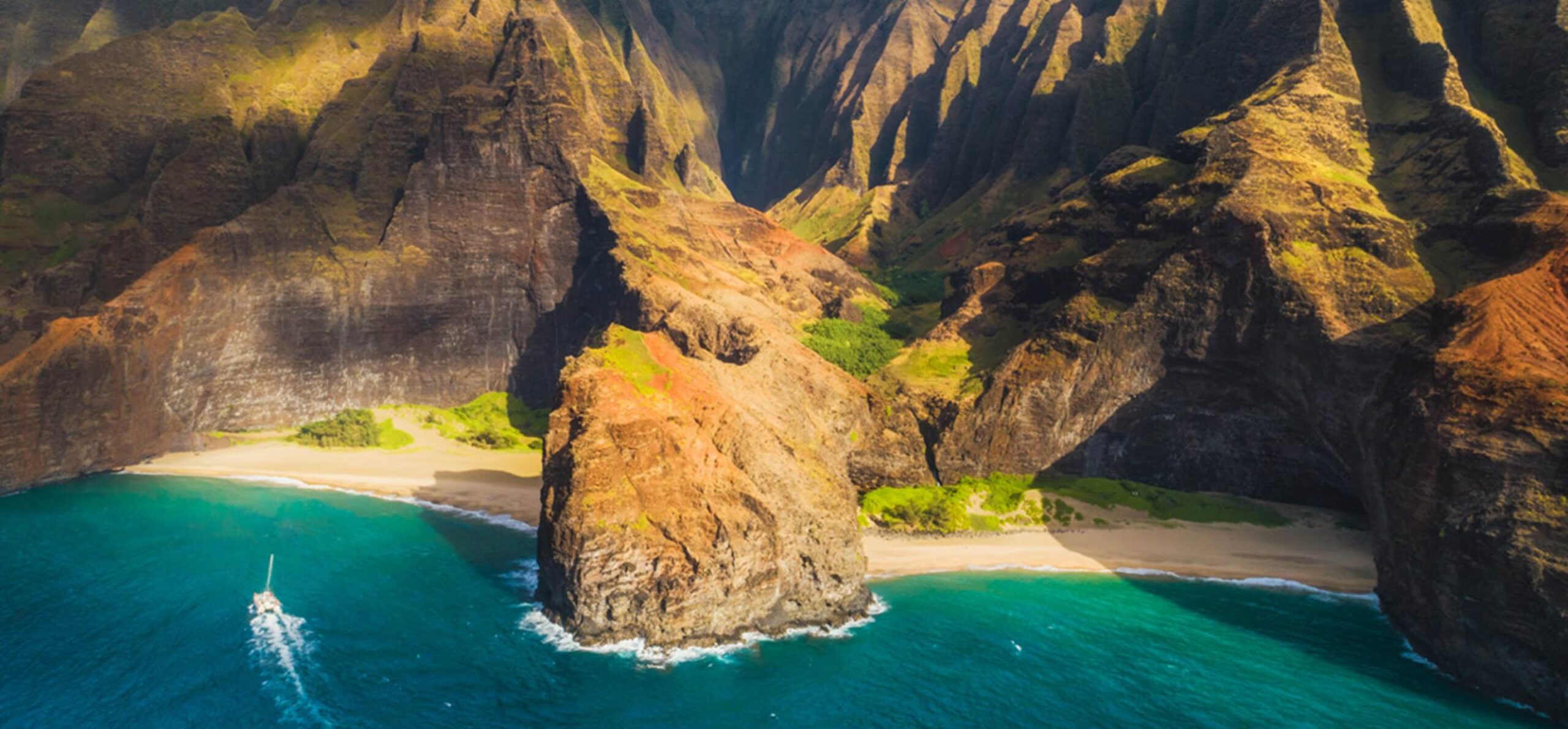 Na Pali Coast: Explore One of Hawaii&#8217;s Most Breathtaking Destinations with The Monroe Hotels