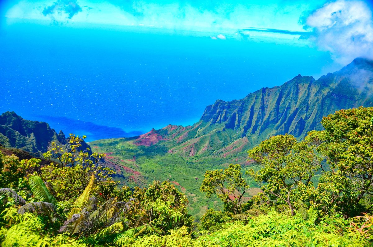 Na Pali Coast: Explore One of Hawaii&#8217;s Most Breathtaking Destinations with The Monroe Hotels