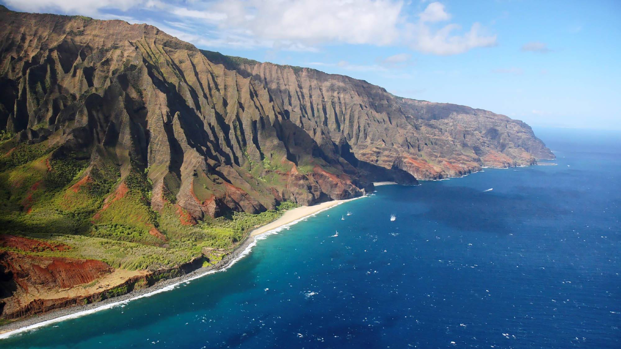Na Pali Coast: Explore One of Hawaii&#8217;s Most Breathtaking Destinations with The Monroe Hotels