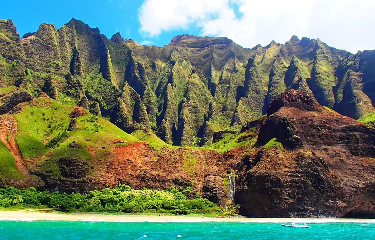 Na Pali Coast: Explore One of Hawaii&#8217;s Most Breathtaking Destinations with The Monroe Hotels