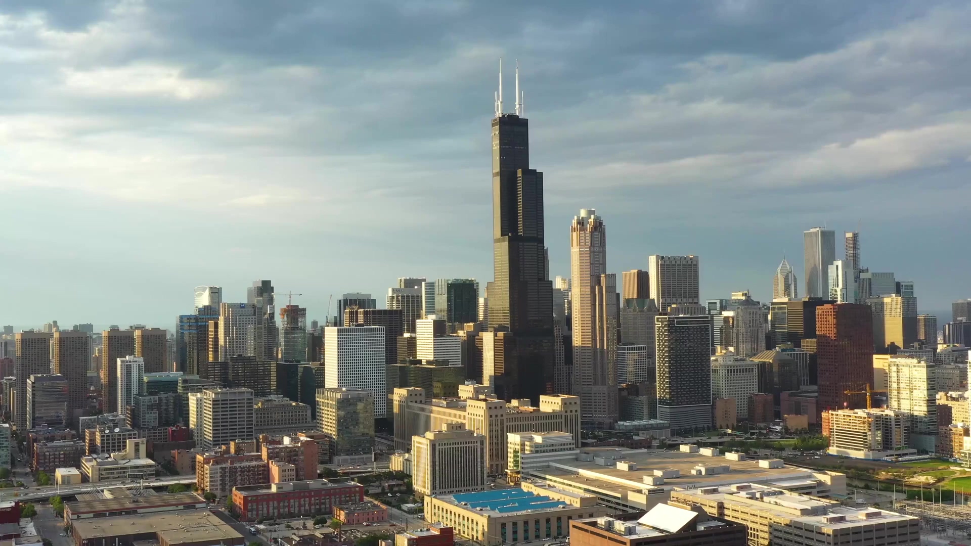 Willis Tower Adventure: The Ultimate Chicago Skyline Experience